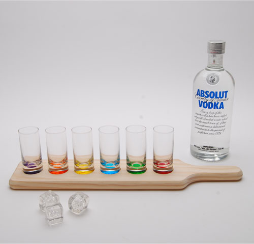 111 6 vodka glass on a wooden tray - 6 verres de couleur sur du bois clair