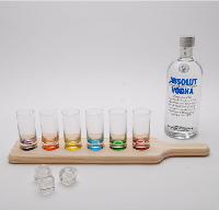 6 vodka glass on a wooden tray - 6 verres de couleur sur du bois clair